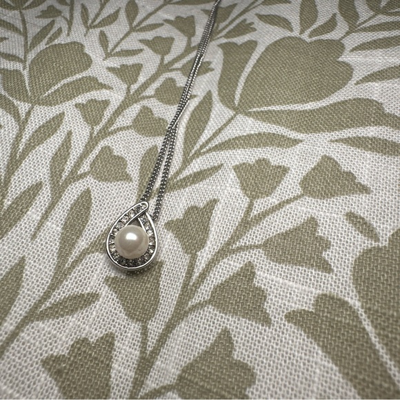 Small pearl on silver plated chain necklace 18 inch - Picture 3 of 7